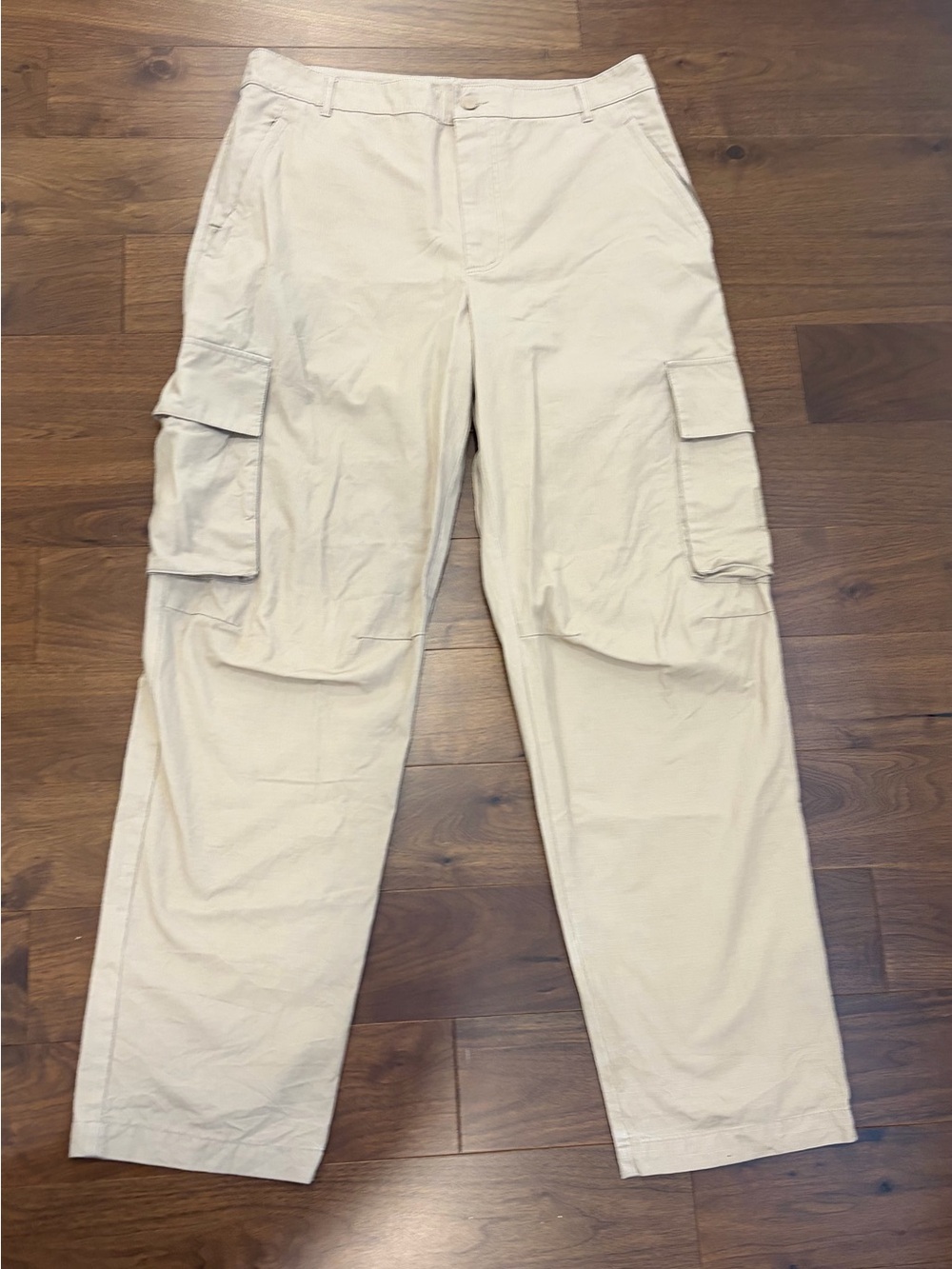 ALO Yoga Men's Light Beige Cargo Pants with Flap Pockets